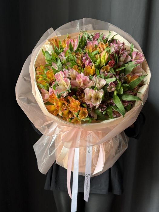 Букет с альстромерией осенний вайб Доступно на Ликерке
