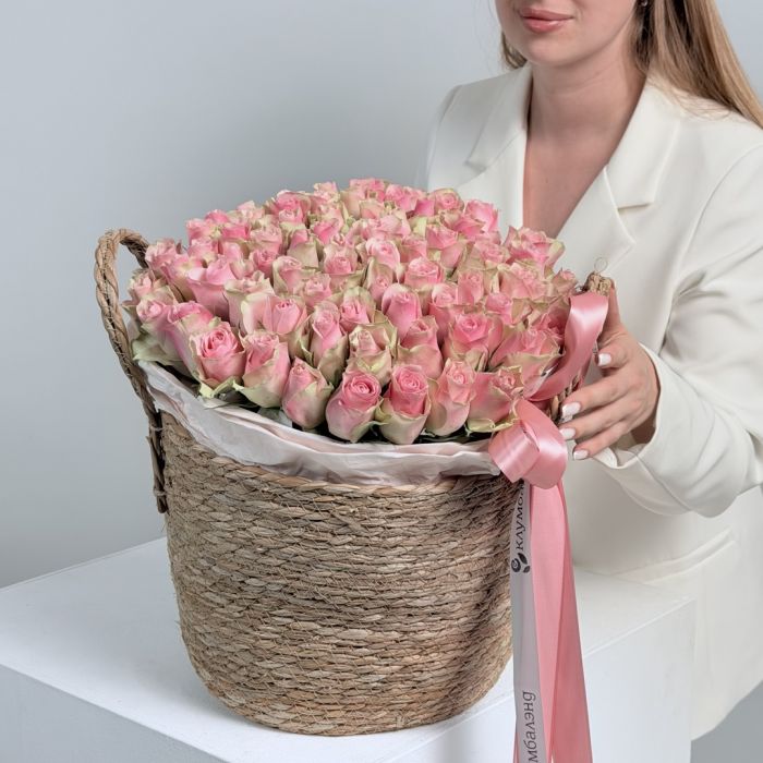 Корзина с розами Клубничное безе